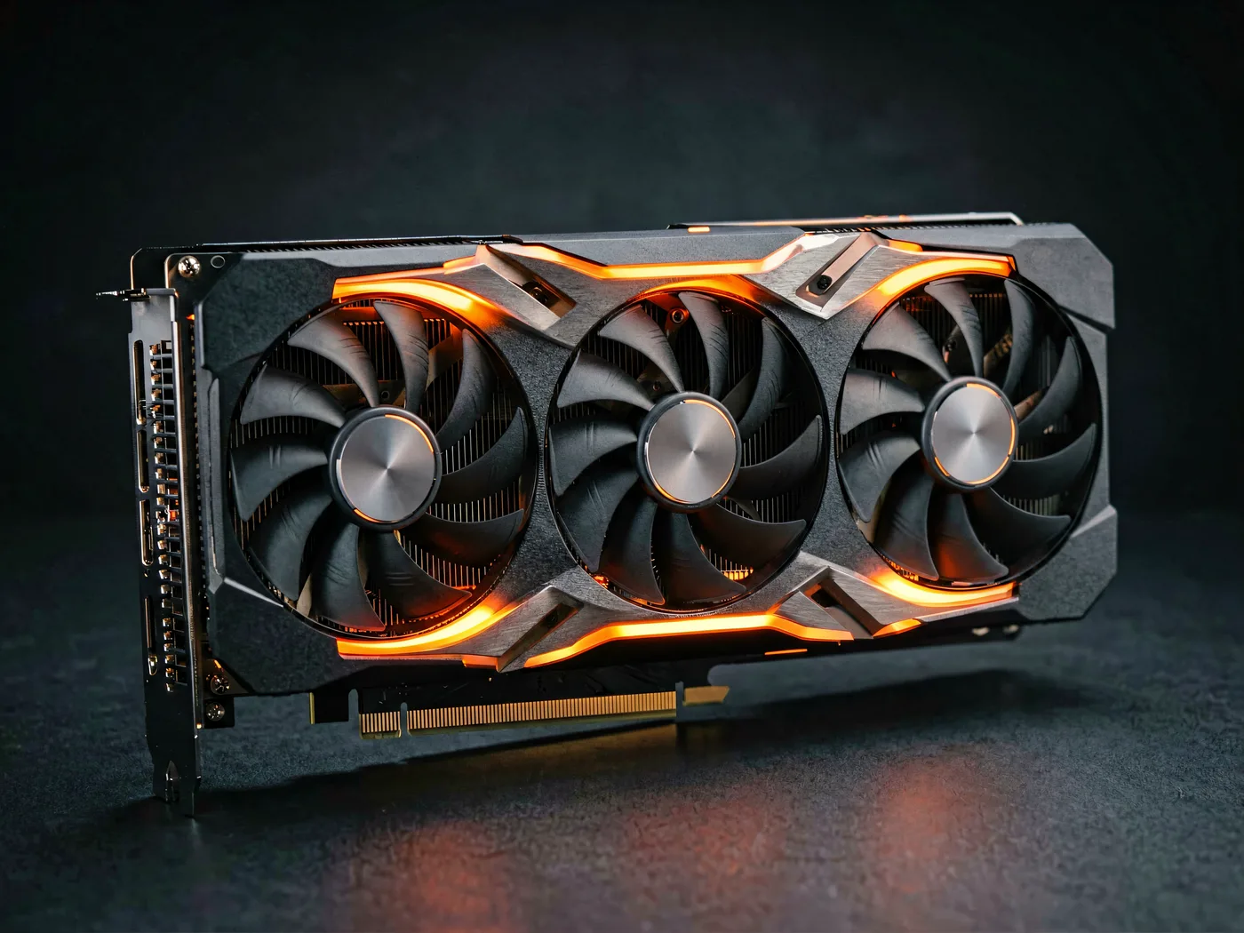 Scheda video gaming GeForce RTX con tripla ventola